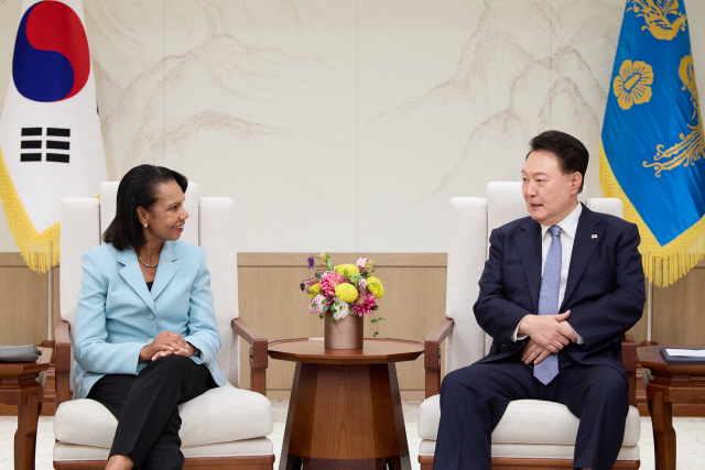 윤석열 대통령이 2일 서울 용산 대통령실 청사에서 스탠퍼드대 후버연구소 소장인 콘돌리자 라이스 전 미국 국무장관을 접견하고 있다. 대통령실 제공